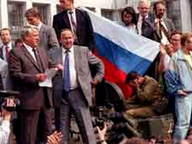 Президент Борис Ельцин зачитывает обращение. Фото с сайта www.zeka.ru
