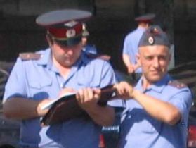 Милиционеры за работой, фото: Егор Гусев, Каспаров.Ru