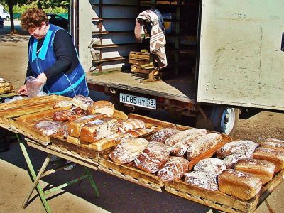 Торговля хлебом. Фото: Виктор Шамаев, Каспаров.Ru