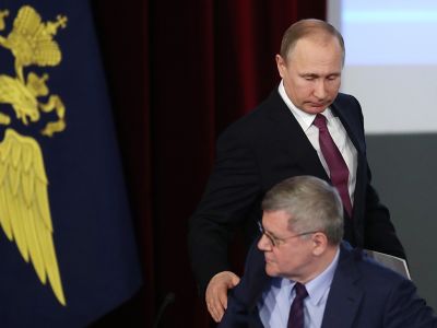 Владимир Путин и Юрий Чайка. Фото: Сергей Савостьянов / ТАСС