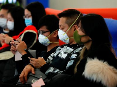 Пассажиры с респираторными масками в Гонконге. Фото: Tyrone Si / Reuters