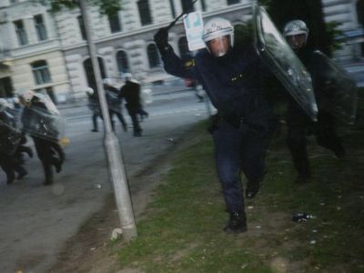 Полиция Швеции в ходе массовых антиглобалистских беспорядков в Гётеборге, 14.06.2001. Фото: sv.wikipedia.org