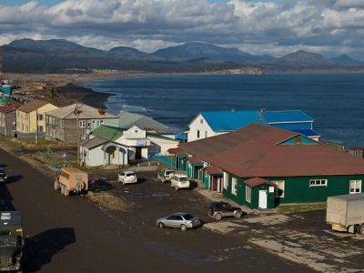 Юго-восточная часть поселка Южно-Курильск на острове Кунашир. Фото: Сергей Красноухов / РИА Новости