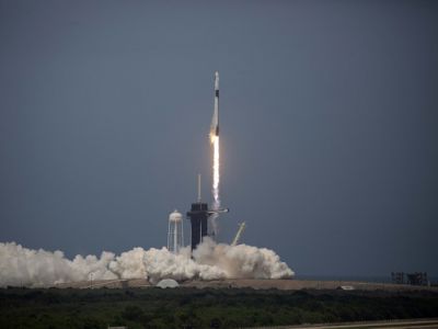 Ракета Falcon 9 с космическим кораблем Crew Dragon стартует с космодрома на мысе Канаверал, штат Флорида. Фото: Saul Martinez / Getty Images