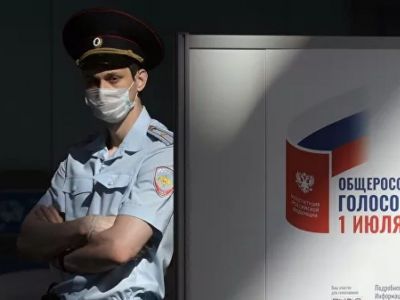 Полицейский на избирательном участке во время голосования по поправкам к Конституции. Фото: Александр Гальперин / РИА Новости