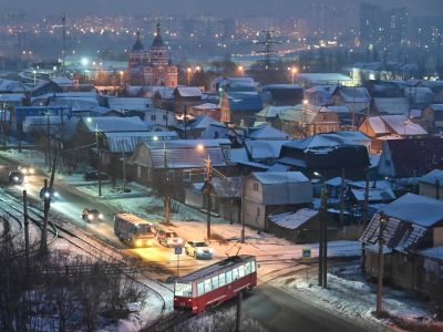 Трамвай едет по городу морозным днем в Омске. Россия, 23 ноября, 2020 год. Фото: Алексей Мальгавко / Reuters