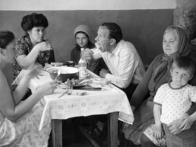 Советская семья за столом. Фото: mirovich.media