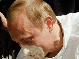 Путин на сабантуе,  он  пытается достать пятачок из сметаны. Фото с  сайта Скандалы.Ru