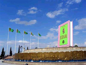 Памятник книге "Рухнама" в Туркмении. Фото с сайта Эмнести.org