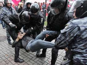 Задержания во время акций в Киеве. Фото Reuters (c)