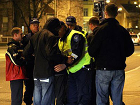 Полиция обыскивает молодежь. Фото: SL Ohtuleht
