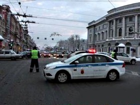 Милиционеры перекрыли дорогу. Фото: chaspik.spb.ru