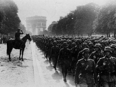 Германские войска входят в Париж, 1940. Источник - http://cp14.nevsepic.com.ua/