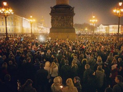 Санкт-Петербург, Дворцовая пл., народный сход в память о жертвах катастрофы А-321, 1.11.15. Фото: paperpaper.ru/photos/a321/