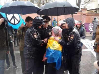 Момент задержания за украинский флаг, СПб., Лиговский пр., 1.5.18. Фото: facebook.com/vsevolod.nelaev