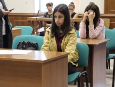 Сестры Ангелина (на переднем плане) и Крестина Хачатурян в суде. Фото: Мосгорсуд / ТАСС