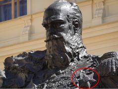 Памятник Александру III с неизвестным науке орденом. Фото: pikabu.ru