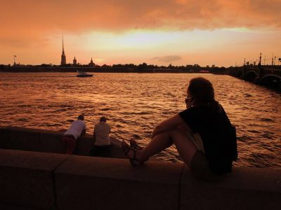 Люди на набережной реки Невы в Петербурге любуются видами. Фото: Руслан Шамуков / ТАСС