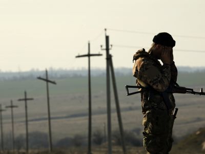 Украинский солдат на востоке страны, недалеко от границы с Россией. Фото: Yannis Behrakis / Reuters