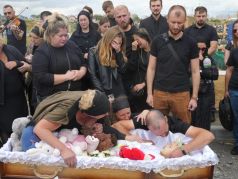 Похороны четырехлетней Лизы, погибшей при ракетном ударе по Виннице. Фото: Efrem Lukatsky / AP Photo