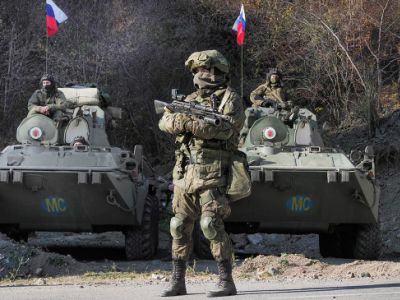 Российские военные на линии соприкосновения в Нагорном Карабахе. Фото: Дмитрий Ловецкий / AP