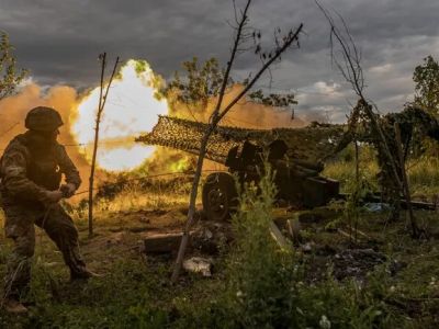 Военнослужащий ВСУ стреляет из артиллерии. 22 июля 2023 года. Фото: Diego Herrera Carcedo / Anadolu Agency