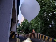Северокорейский "мусорный" воздушный шар, приземлившийся на Юге. Фото: Yonhap News
