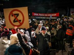 Участники митинга возле здания правительства Словацкой Республики, выступающие против пророссийской политики Фицо. Фото: David I?tok / Aktuality